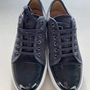 Snygg sko som endast är provad. Dustbag + extra snören finns. Skon är en UK 8 men de är stor i storleken så passar lätt en 43:a.  Nypris 3999. Eftertraktad färg, Dark grey.  Inköpta hos Care of Carl, kvitto finns. 