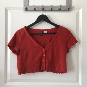 Röd topp  - Säljer denna topp i storlek S då jag upplever att den är något kort på mig. Använd en gång, bra skick!  Köparen står för frakten