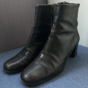 Läderboots - Bruna läderstövlar av mörkbrunt Italienskt läder. Oanvända!