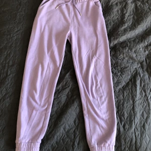 Lila mjukisbyxor  - Säljer dessa lila mjukisbyxor då de är för korta för mig som är 170 cm. De är något noppriga men i övrigt så är det bra skick!  Köparen står för frakten 