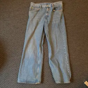 Säljer mina Weekday ”BEYOND” jeans då jag inte använder dom längre. Sitter skitbra och är riktigt schyssta, jättebra skick och knappt något slitage!