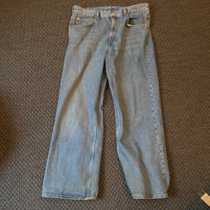 Weekday ”BEYOND” baggy jeans - Säljer mina Weekday ”BEYOND” jeans då jag inte använder dom längre. Sitter skitbra och är riktigt schyssta, jättebra skick och knappt något slitage!