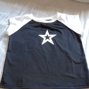 Svart/vit topp med stjärna - Hejhej! Säljer nu denna snygga y2k topp. Hör av dig vid fler frågor eller intresse!😁 OBS: Läs i profilen