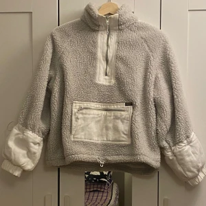 Grå sweatshirt - Av teddyfoder. Använde några få gånger, säljer den eftersom armlängden var lite kort på mig. 
