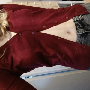 Röd kofta - Väl andvänd, köpt second- hand. Inget fel på den