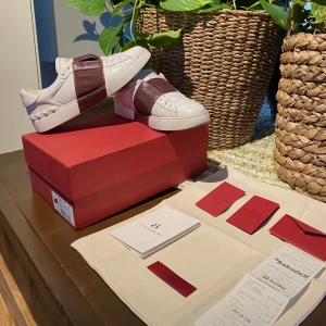 Valentino Garavani Rockstud Open Slip On Sneaker - Hej, säljer ett par Valentino Rockstud sneakers. De är i bra skick men är använda en del, för mer bilder skriv PM. Storlek 39,5 men passar större, snarare 40,5/41. Har box, brev, dustbag osv från köp. Nypris runt 7000kr. Priset är inte hugget sten.