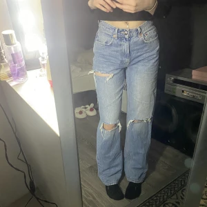 Jeans - blåa jeans från Ginatricot. stl 34 inte slitna, dom sitter inge bra på mig men kan göra på någon annan🤗