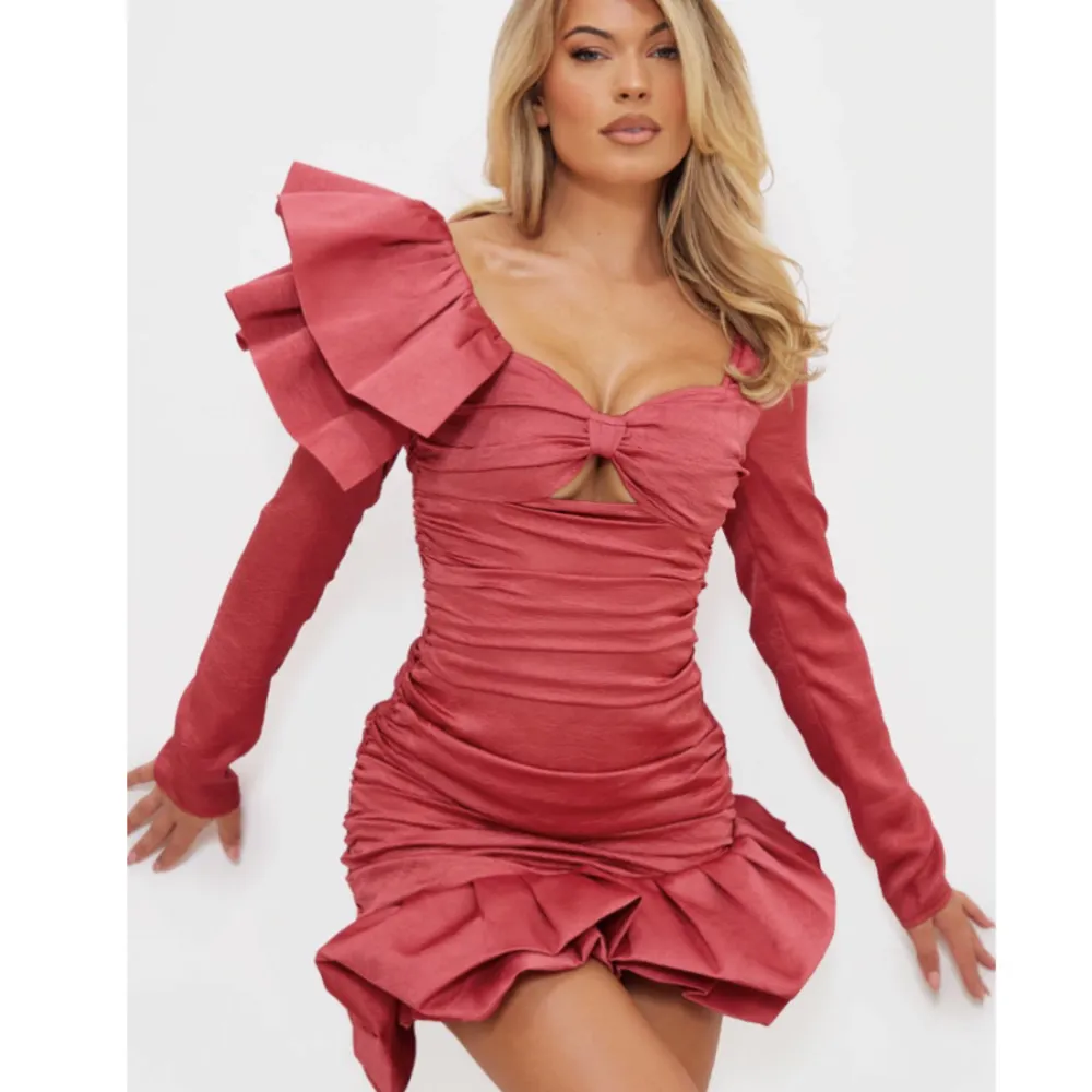 Detta är en supersöt klänning jag köpte från Prettylittlething, tyvärr var den för liten och väljer då att sälja den❤️ (Bilderna är tagna från hemsidan och såklart inte mina, men skriv till mig så kan jag skicka fler bilder på plagget). Klänningar.