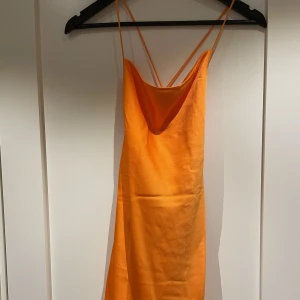 Orange klänning  - Super snygg klänning som är köpt från Nelly men är ifrån Only🥰 endast testad och prislappen sitter kvar💕 är i storlek m och den är slutsåld på Nelly💕 pris går alltid att diskuteras🤩