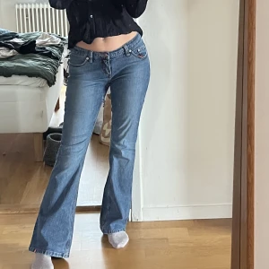 Bootcut jeans - Superfina bootcut jeans som tyvärr är lite för små för mig som är 170! Köpta på sellpy, aldrig använda😇storlek 38⭐️