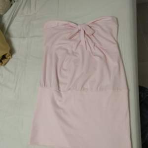 En rosa mini dress som kan användas som en top. Storlek 34 använd ett fåtal gånger. 