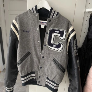 Collage jacka - Säljer min collage jacka som är inköpt för ett år sedan. Jackan är från Meca sportwear och kostar runt 2000kr nypris. Använt relativt lite så kvaliten är väldigt bra. Väldigt snygg och bra passform. Passar till många olika stilar.