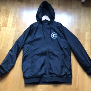 Dirtcult windbreaker  - Har en oanvänd dirtcult windbreaker då jag köpte fel storlek, har aldrig använt den ute bara testat den inne..