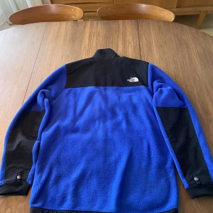 The North Face Denali - The North Face Denali Fleecejacket original. nypris:1700kr  Använts fåtal gånger sedan köp, övrig tid hängt i garderoben. Storlek M.  Den är åtdragningsbar längst ner och har 4 fickor, Den passar bra att både ha den som jacka eller en varm inomhus fleece!