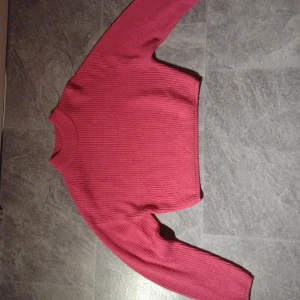 Stickad tröja från H&M, divided - Fint skick, knappt använd. Säljer för att den aldrig kommer till användning Passar xs-s, ca 45-50cm lång