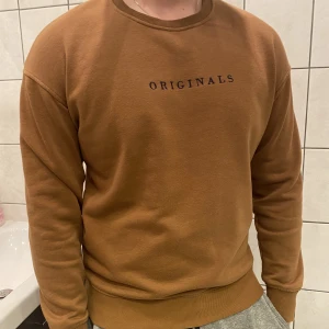 Brun original sweatshirt  - Säljer en brun sweatshirt. Är använd vid ett fåtal gånger. Pris kan diskuteras