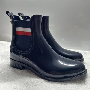 Tommy hilfiger stövlar - Använd endast 2 gånger då dem är för små för mig så dem är i helt nytt skick. Dem är även slutsålda överallt. Ordinare priset ligger på 1500, säljer för 800. Priset kan diskuteras vid snabb affär! 🫶🏻