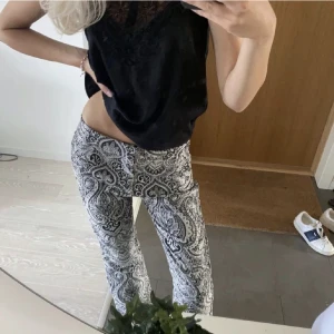 Mönstrade Kostymbyxor  - Dem coolaste och snyggaste mönstrade kostymbyxorna fråg zara! Så sjukt snygga men Tyvär för små för mig. Nypriset låg på 1000 svenska kronor ( står i danska kronor på prislappen) ❤️❤️❤️ Helt oandvända 