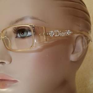 Transparanta dior glasögon köpta på Vestiaire för 880kr säljer för 400kr