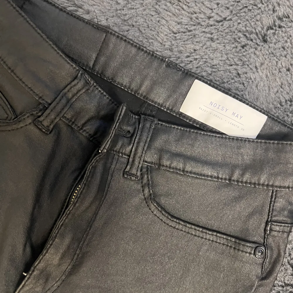 Svarta skinnbyxor från Noisy May köpta från Nelly för 399kr. Storlek Xs längd 30. . Jeans & Byxor.