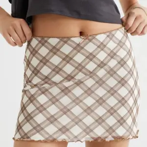 Nypris 170kr. Gullig kjol från H&M, slutsålt på hemsidan pga populariteten, söt nu för sommaren, skriv gärna för mer info/bilder❤
