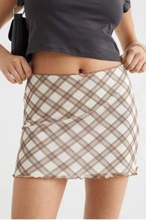 Mesh mini skirt - Nypris 170kr. Gullig kjol från H&M, slutsålt på hemsidan pga populariteten, söt nu för sommaren, skriv gärna för mer info/bilder❤