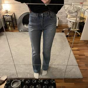 Säljer dessa blå jeans ifrån Stradivarius, de är köpte på zalando, storlek 36☺️säljer dem för att de är för stora för mig🤍 