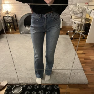 Blå jeans  - Säljer dessa blå jeans ifrån Stradivarius, de är köpte på zalando, storlek 36☺️säljer dem för att de är för stora för mig🤍 