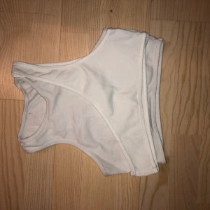 Subversiva toppar - Ett enkelt och fint set av två subversiva toppar