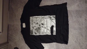 Oversized tröja - Oversized tröja med abstrakt tryck som aldrig är använd. Passar strlk XS-L