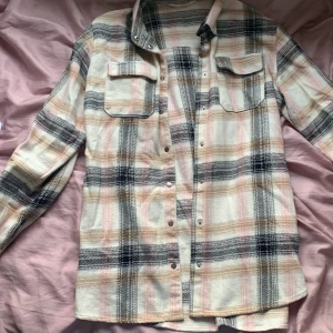 Höst jacka - Höstjacka för 150 kr. Säljer för den inte kommer till användning 