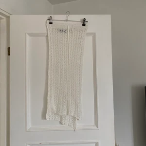 Stickad strandkjol - Fin stickad kjol som passar att ha på sig på stranden. 