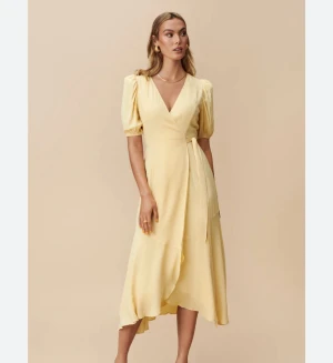 Adoore bordeaux wrap klänning - Helt ny med etiketterna kvar. Säljs då den är för liten på mig. Original pris: 1495 kr