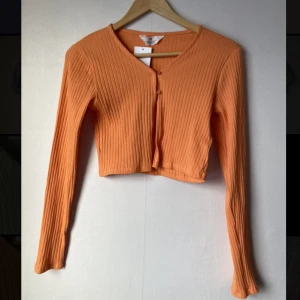 Cropped orange top, H&M, buttons - Unworn, new, perfect condition 