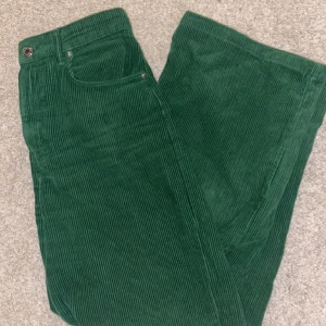 Manchester byxor - Gröna Manchester byxor från stradivarius. Sparsamt användna och i bra skick! Sitter riktigt fint på kroppen. High waist Wide leg. Köpte nytt för 600kr