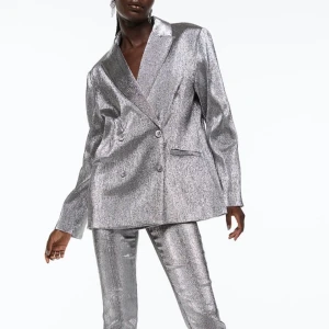 Kavaj med glitter - Silverglittrig kavaj som sitter perfekt oversized. Köpte enbart för att använda en kväll så den är så gott som oanvänd. Köpt på HM för 699kr.