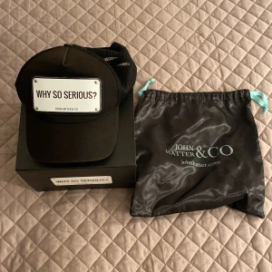 John Hatter keps - Why so serious? Keps från John Hatter.  Något solblekt men det speglas i priset 