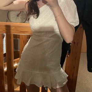 Studentklänning - Fin studentklänning som jag enbart testat. Prislappen finns kvar! Dm för fler bilder✨