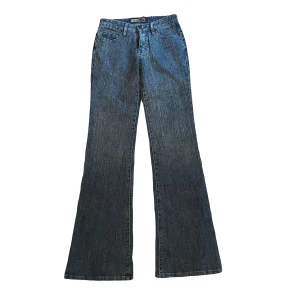 Lowrise flare jeans, strl 26 - SÅÅÅ SNYGGA JEANS! Men tyvärr har jag inte använt dem något. Köpt för 600kr secondhand (nyskick) ✨✨ Måtten är: Midjemått: 66cm Innerbenslängden: 85cm Lår: 24cm Längd: 110cm (STORT INTRESSE, PASSA PÅ ATT KÖPA MED ”KÖP NU”)