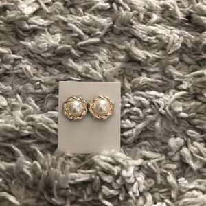 Runda örhängen ❤️ - Säljer dessa örhängen nu❤️ kontakta mig vid intresse 