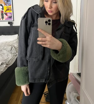 Jacka  - Jeansjacka från boohoo med grönt fluff på armarna. Knappt använd. Finns även fluff runt kragen i samma färg men den är avtagbar 💓