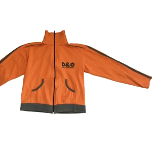 Dolce & Gabbana kofta - Kofta med dragkedja från Dolce Gabbana, står storlek L men är som en S. 🎐💌