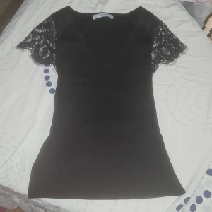 Svart knit tröja - Den här e faktiskt jättefin med fin kvalité. Den är i storlek S vneck från Mango <33