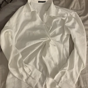 Blus med vridning  - En jättefin blus som har en vridning vid magen. Säljer då den var för liten och har aldrig använt den. Strl M men passar S