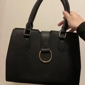 Svart axelväska  - Använd Max 2 gånger då det inte riktigt är min stil. Inga repor eller skador på den. Frakt ingår i priset