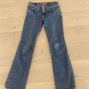 Vintage Levi’s jeans - Säljer ett par super fina vintage Levi’s jeans, köpt secondhand. Modell ”518 superlow bootcut jeans” Säljer då de var för korta i benen. Midja 64cm och längd 79cm💗💗