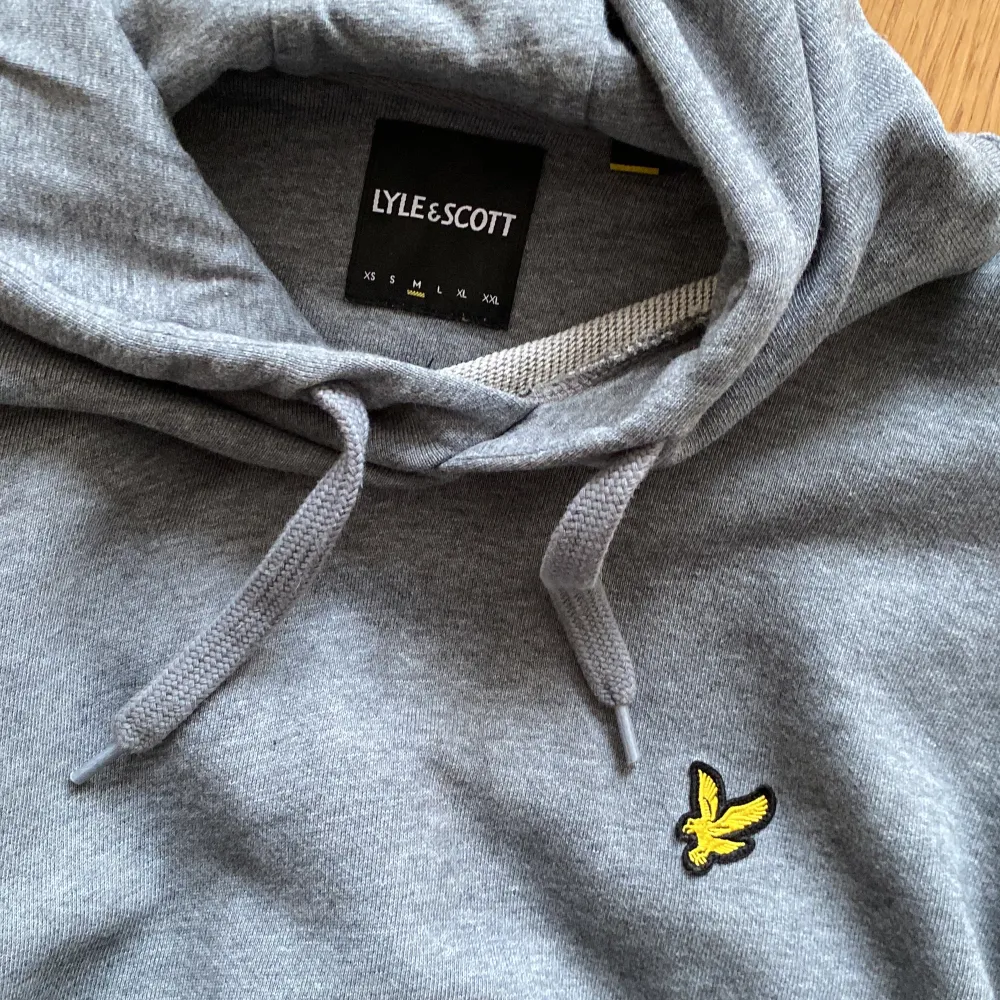 Helt ny Lyle&Scott hoodie. Nog använd en gång sen den köptes så intill sätt helt oanvänd. Fin lite mörkare grå färg och storleken medium . Hoodies.