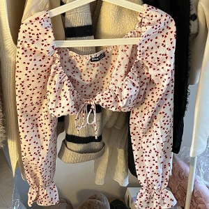 Festtopp  - Festtopp från Shein i strl S! Unik & perfekt till temafester 💕🫶 helt oanvänd!⚡️