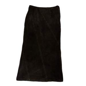 Lång svart kjol med textur, dragkedja längs sidan. Ett litet hål vid dragkedjan. Går att sy enkelt eller använda säkerhetsnål. Storlek 38. 