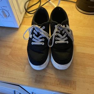 Skor  - Säljer dessa skor för dem är försmå 250-300kr kostsamt dem 